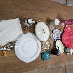 Kitchen Lot 06. All pictured, sold as one lot.