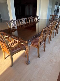 Stoneleigh mahogany table expandable to three leaves