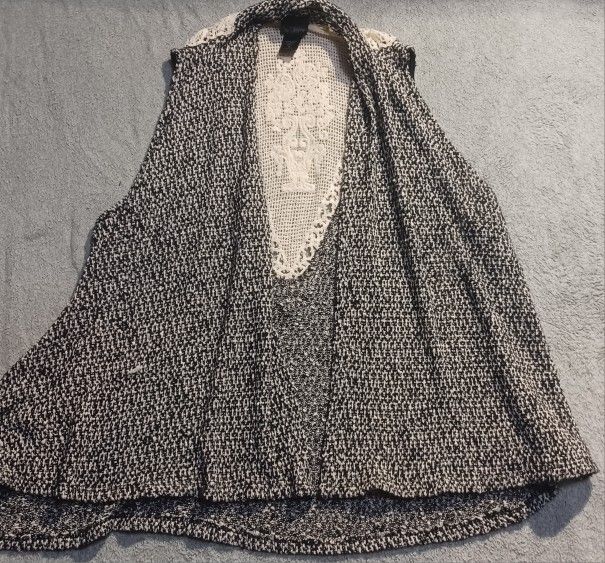 Daytrip Women's Vest Sleeveless Size Medium Stitched Embroidery 