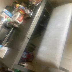 Una mesa con tres sillas y un banco