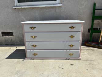 Delivery Available / Solid Wood 4 Drawer dresser