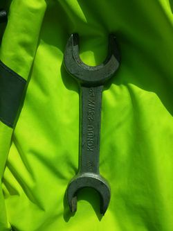 Conduit wrench