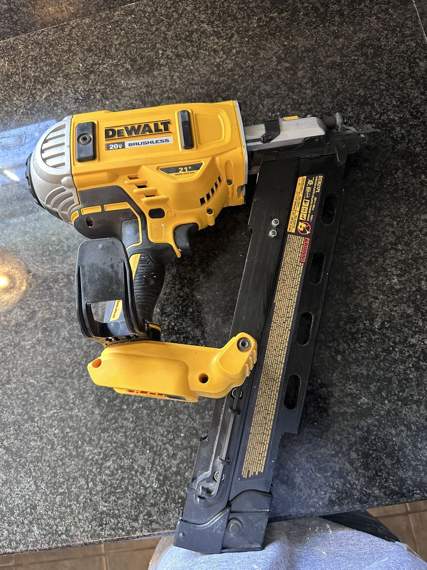 DEWALT 20V MAX XR Lithium-Ion Electric Cordless Brushless 2-Speed 21° Plastic Collated Framing Naile