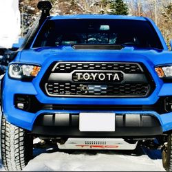 OEM TOYOTA TACOMA TRD PRO FRONT HEADLIGHTS & BULBS 2-PIECE SET 