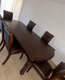 Includes an extension to make table longer to 8 seater