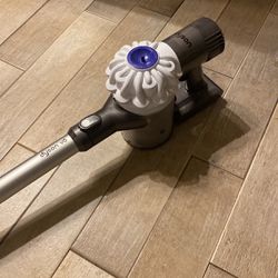 Dyson V6 With Good Battery Pole Large Vacuum Head And Charger