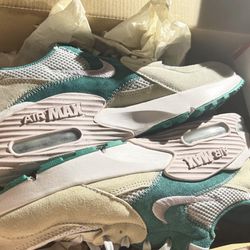 Never Used Women’s Size 10 Nike Sneakers Pick Up Only 