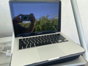 Old mac book pro For Parts No Hard Drive