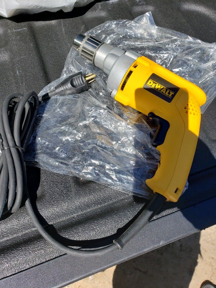 DeWalt 3/8 in (10mm) Heavy-Duty VSR Drill
DW223G