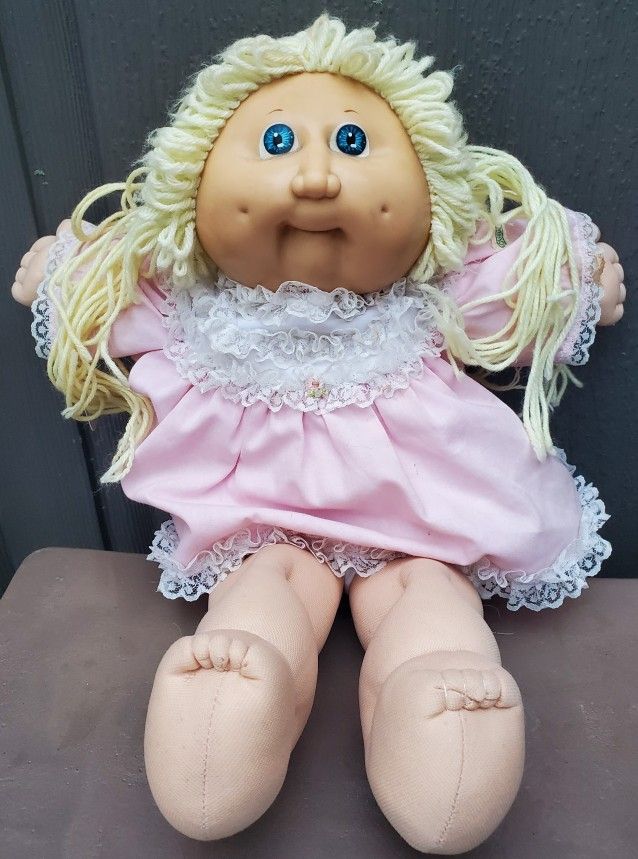 Vintage Cabbage Patch Doll With Xavier Robert's Signature 1985. Blonde With Dimples And Blue Eyes