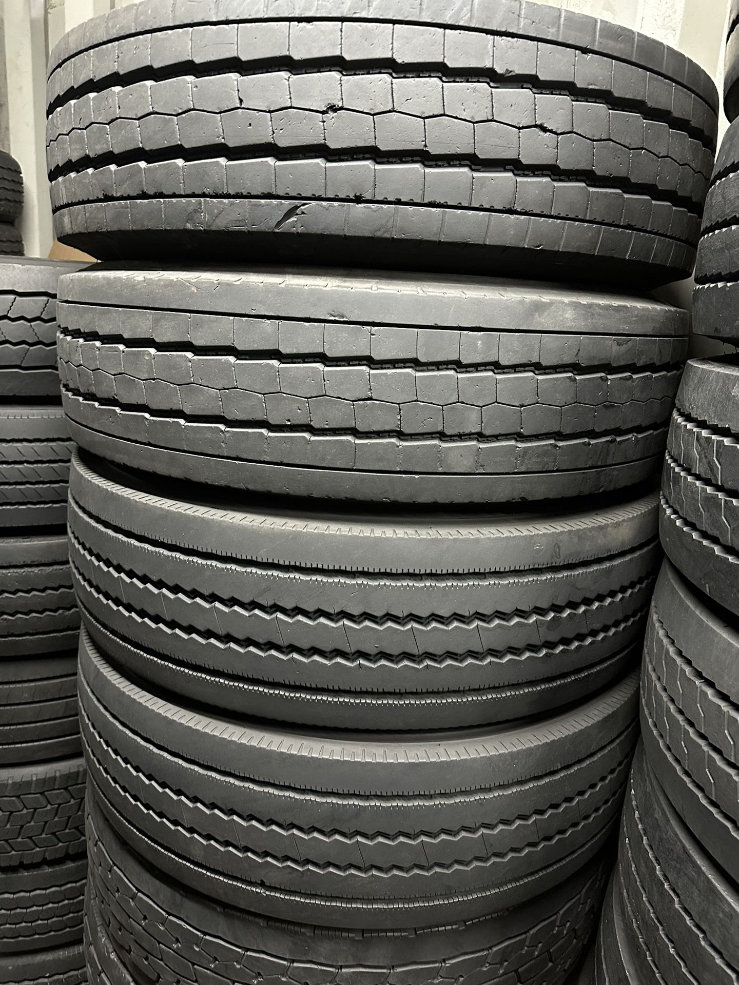 225/70/19.5 Goodyear