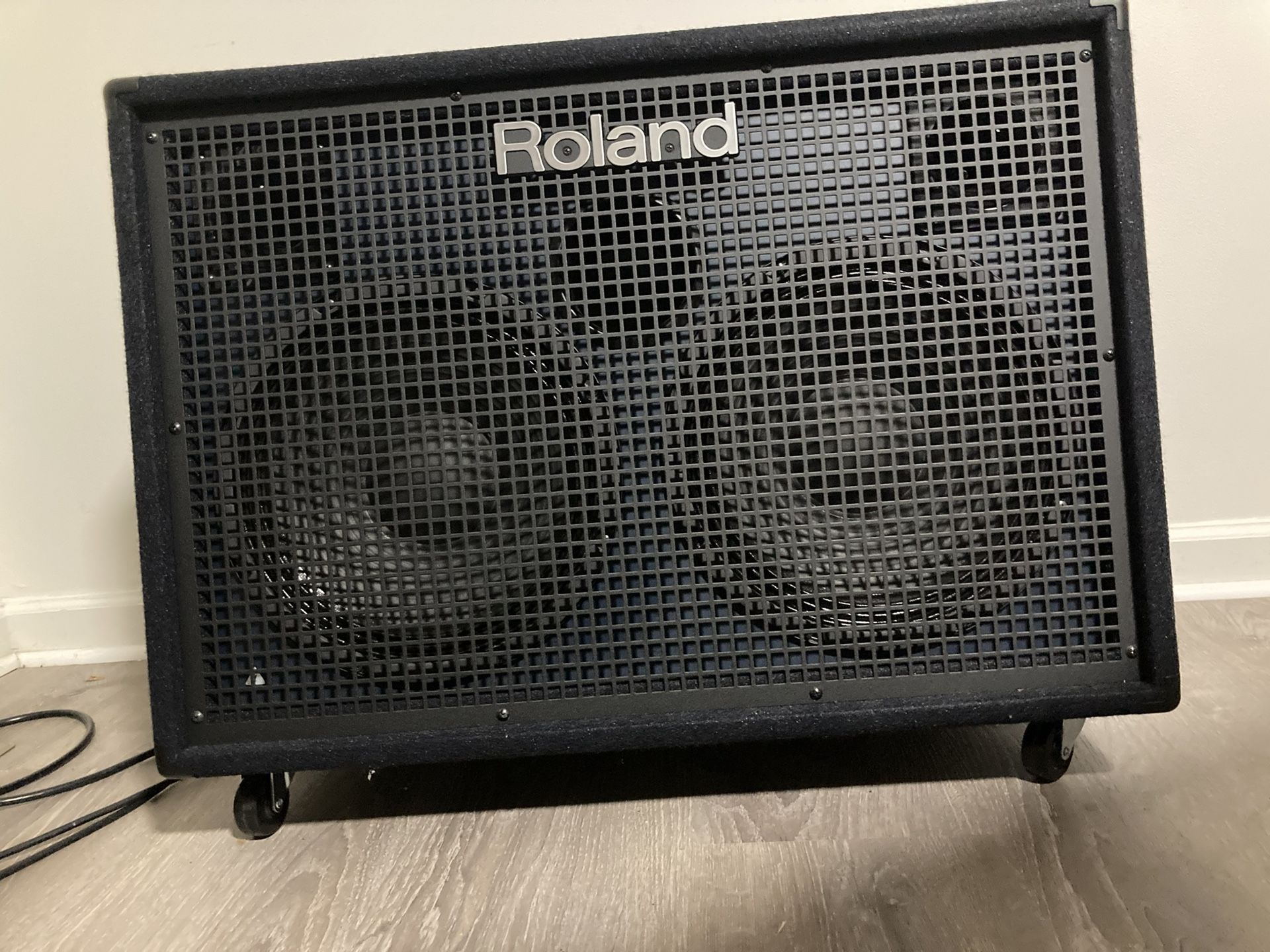 Roland KC-990 keyboard Amplifier Mint Condition