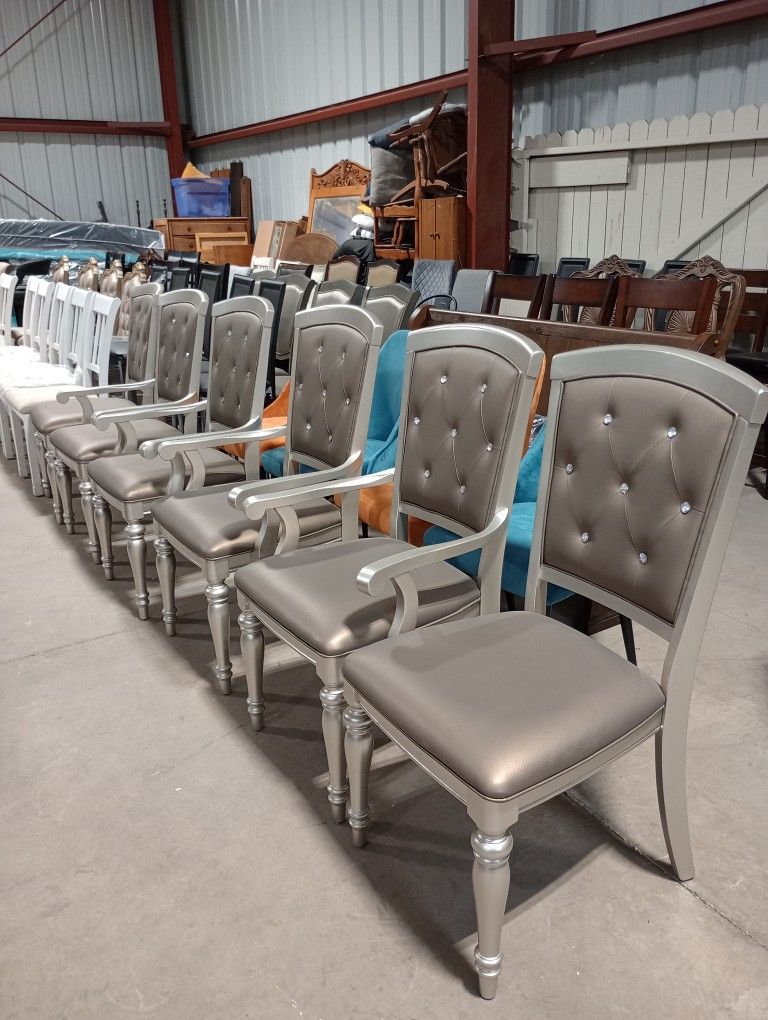 Chairs And Stools / Sillas Y Bancos