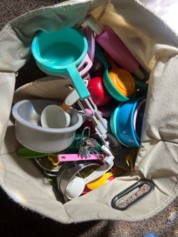 Play dishes and food
