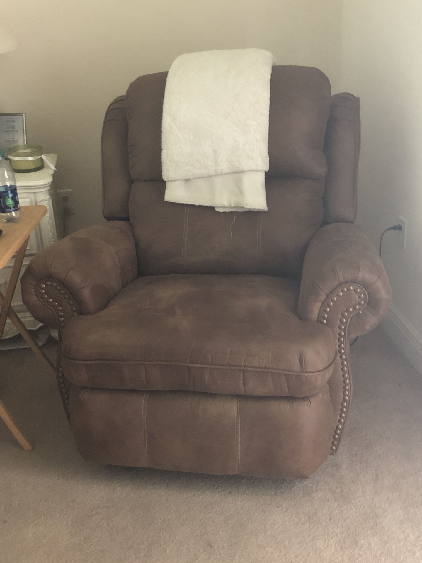Leather electric recliner very nice in new condition!