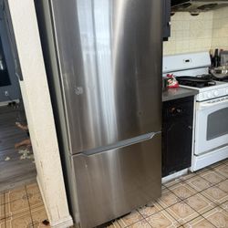 Insignia Refrigerator 
