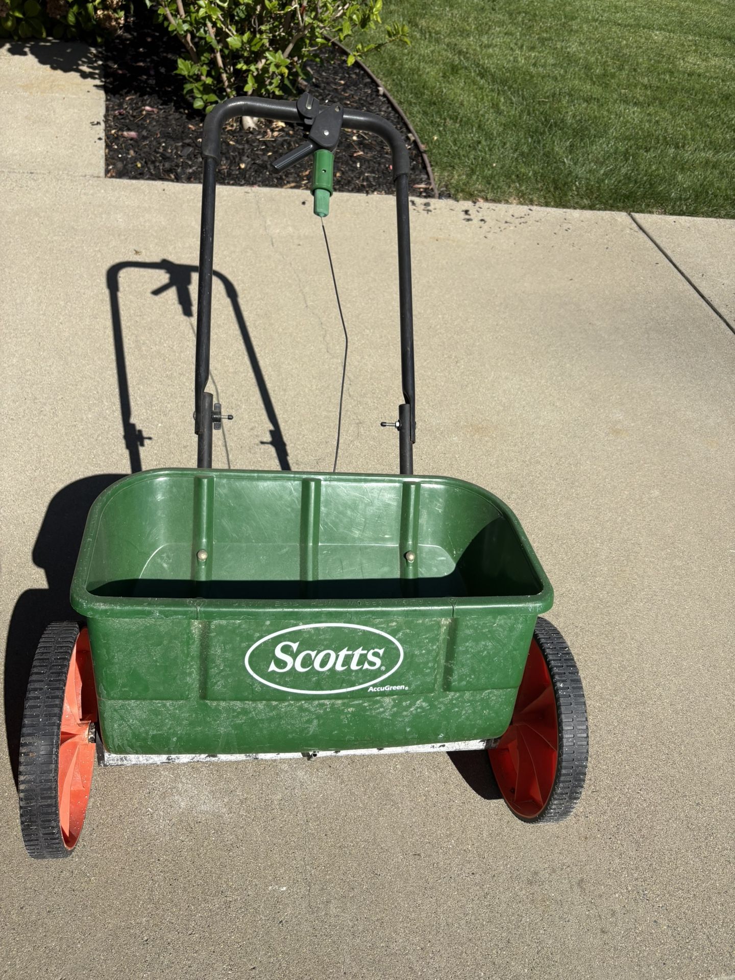 Scotts AccuGreen Fertilizer Spreader