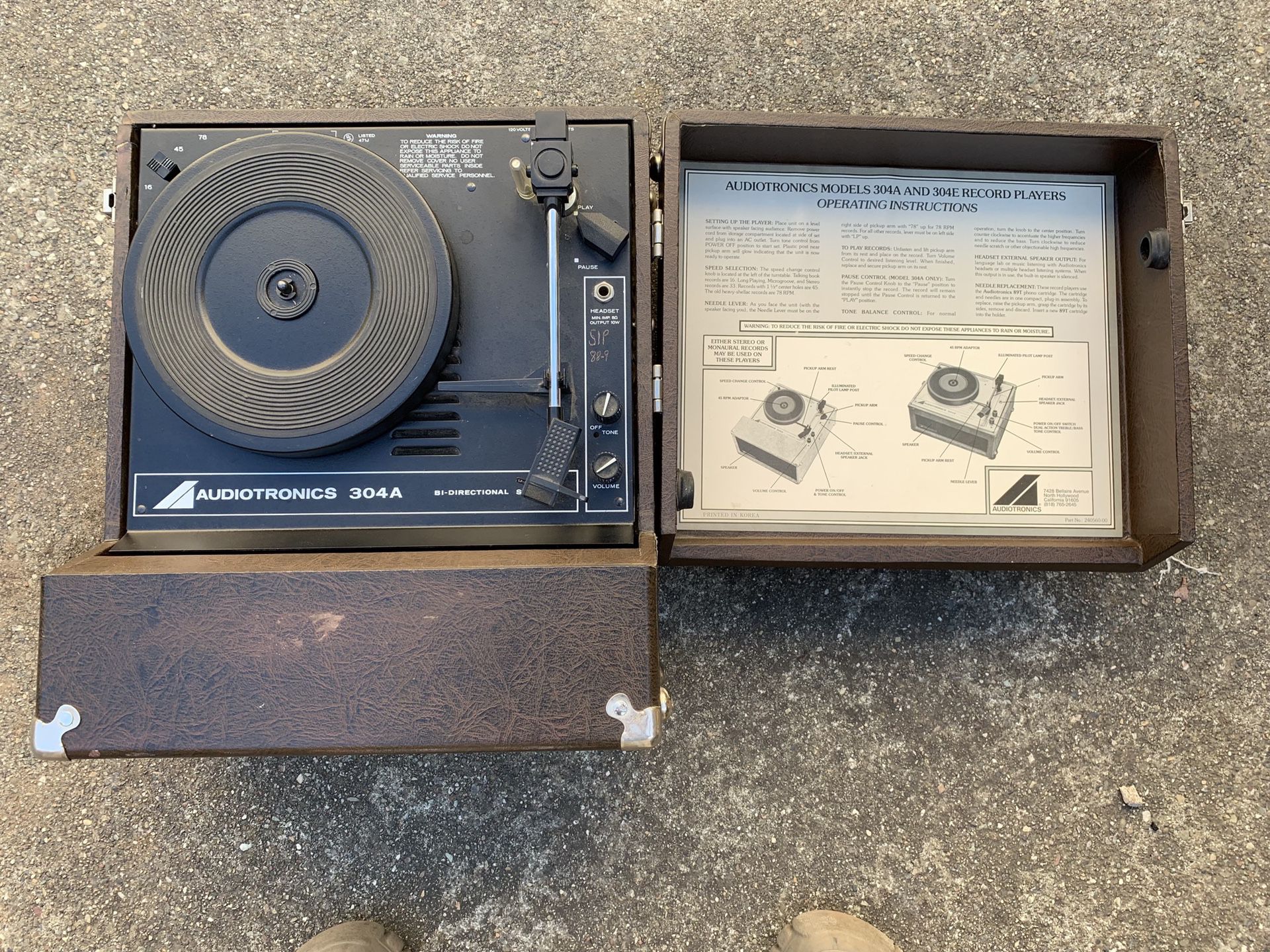 AUDIOTRONICS MODEL 304A Vintage Four Speed Record Player