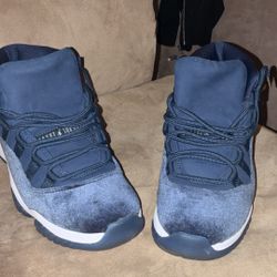 Midnight Navy 11s Women  Comes With Box  Size 9