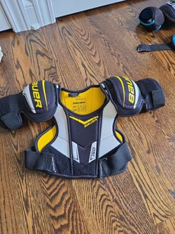 Hockey shoulder pads