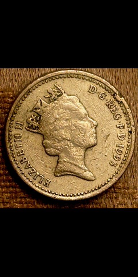 1993 Queen Elizabeth 1 Pound Coin With A Upsidedown Rim