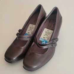 Clarks Sugar Dust Brown Leather Mary Jane Pumps Low Block Heel Shoes Sz 
9 W NWT.  Size 9 Wide, new with tags