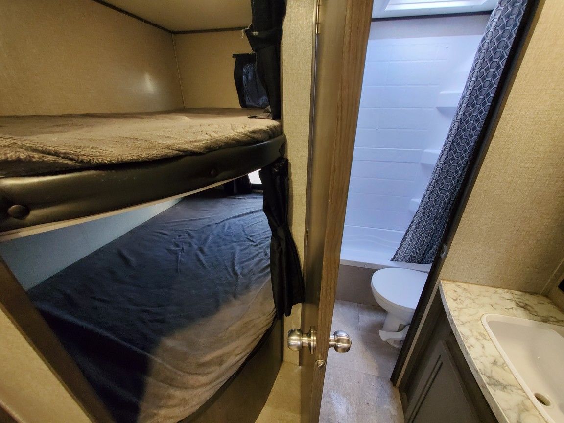 2020 Jayco 28 Foot Bunkhouse Sleeps 10 Lightweight Rocky Mountain