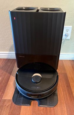 1 - Roborock qrevo robot vacuum/mop and self refilling dock. Pickup Happy Valley/67th Ave
