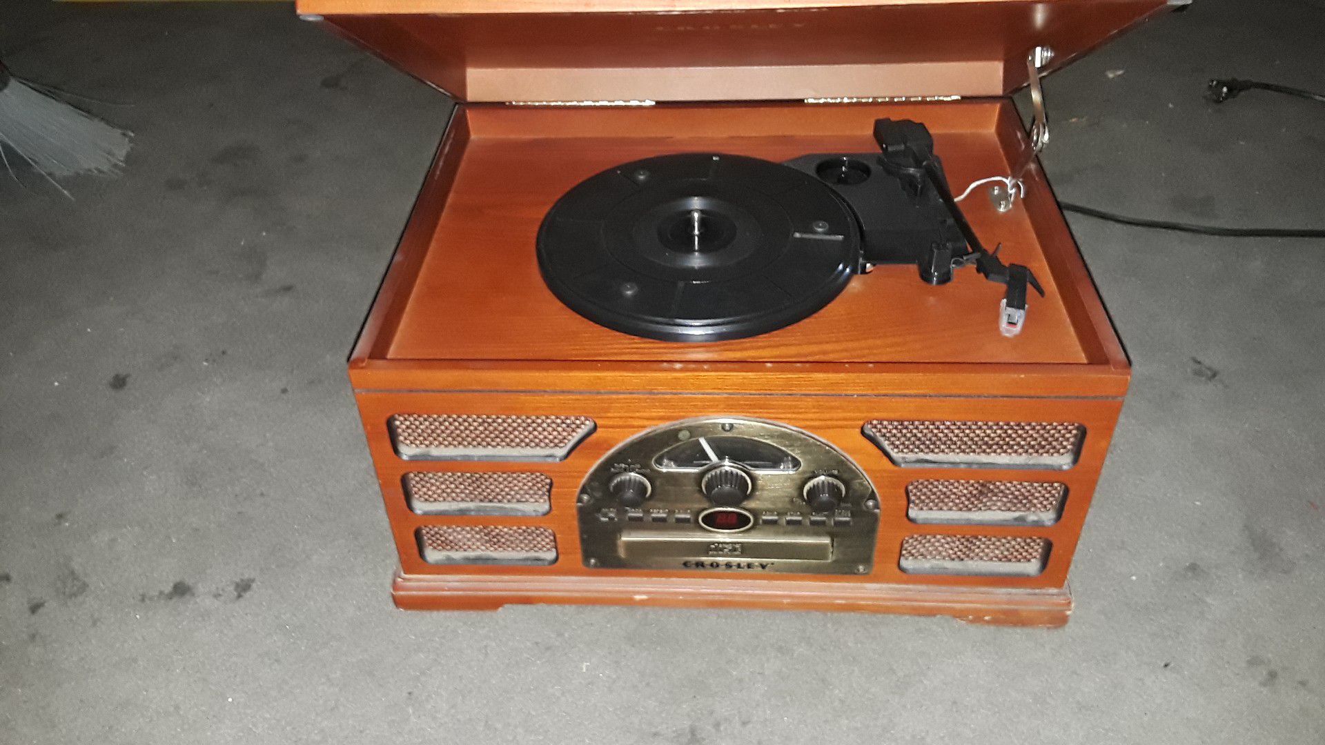 3 in 1 TAPE , CD , AND RECORD PLAYER.