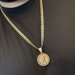 Gold Chain With Pendant. 