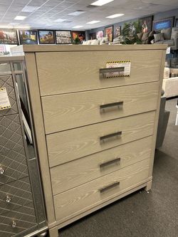 5-Drawer Chest Dresser in Light Wood Finish
