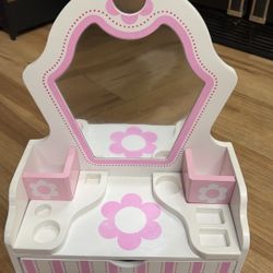Melissa & Doug Wooden Beauty Salon