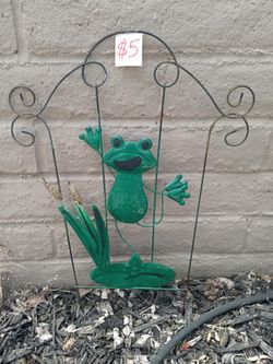 METAL GARDEN FROG DECOR 