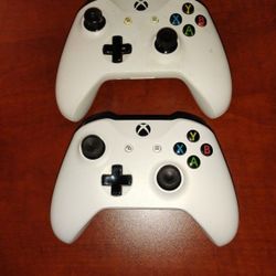 2 Original Microsoft Wireless Controllers Model 1708 Works Great Very Clean 