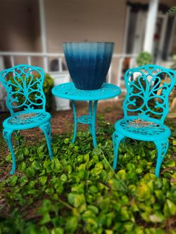 Beautiful heavy iron PATIO BISTRO SET. DE FIERRO PESADO PARA su PORCHE OR patio furniture