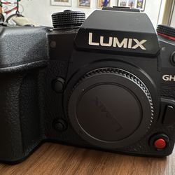 Panasonic GH6 with Original Box (BODY & CHARGER ONLY)