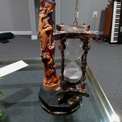 Hour glass with statue. 