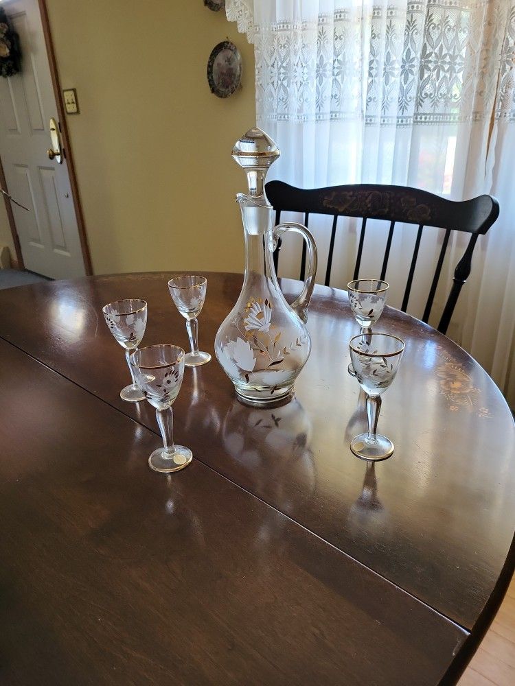 Vintage Decanter With 5 Glasses 