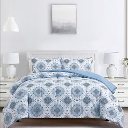 Fairfield Square Blue Willoughby Reversible 3 Pc. Full / Queen Comforter Set