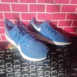 Men's Nikes Size 11