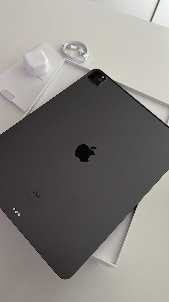 iPad Pro generation 12.9 inch (4th Generation) 128 GB, WI-FI Space gray ( READ DESCRIPTION)