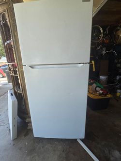 Newer Apartment sized Refrigerator