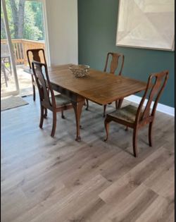 Queen Anne Dining Table with 4 Chairs