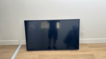 Toshiba 50” TV + Wall Mount Included – Great Deal!
