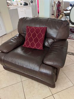 Living room set with a coffee table tables
