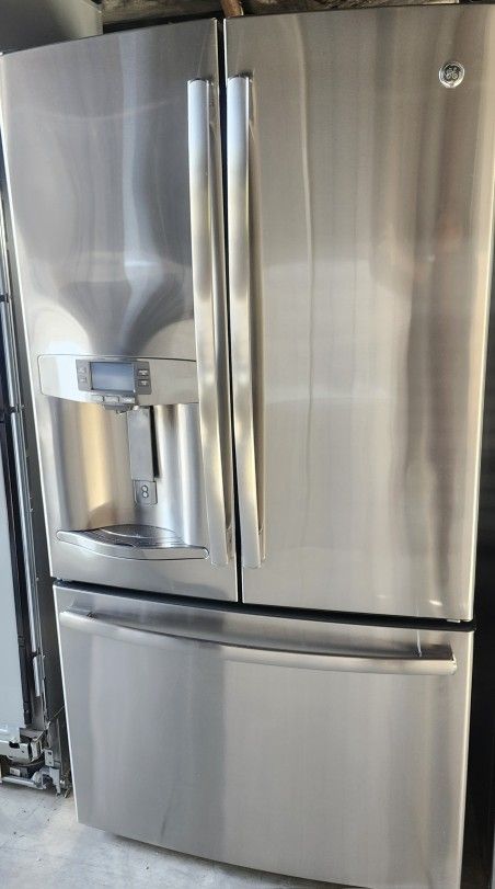 GE SEAMLESS DESIGNED REFRIGERATR