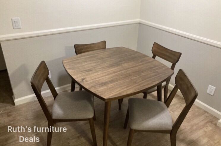 Beautiful! 5-pc Dining Table Set Walnut Finish Solid Wood Brand New