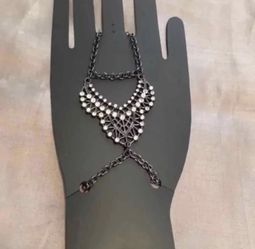 Silver tone hand n wrist jewelry pendant