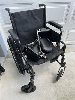 Medline Manual Wheelchair Foldable Black with Detachable Footrests