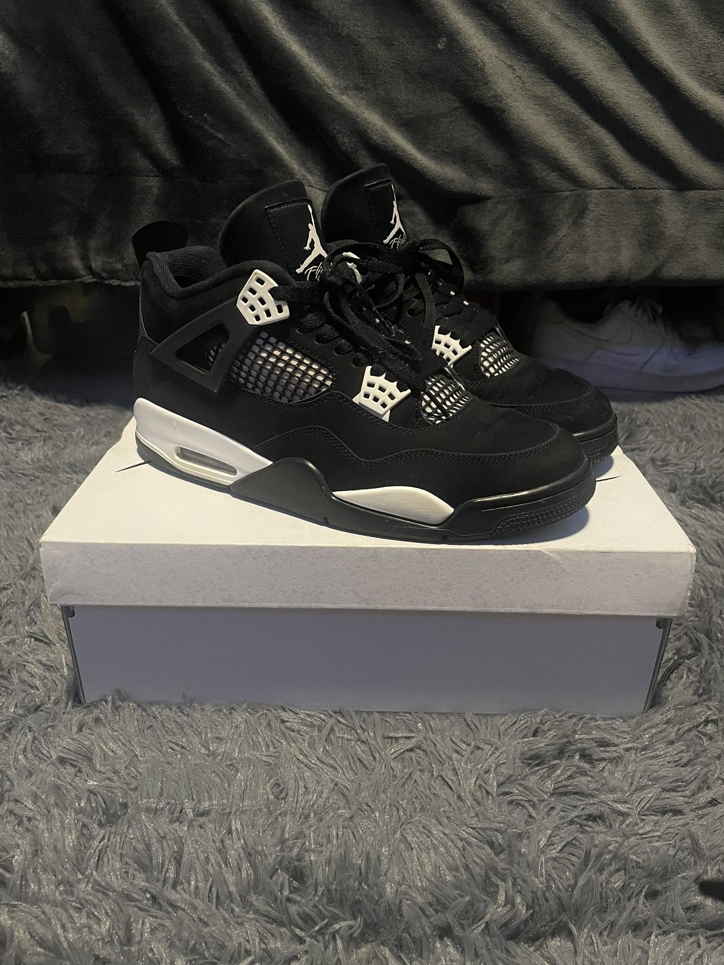 Jordan 4 White Thunder